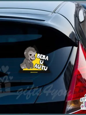 Beba u autu sa majmunčićem