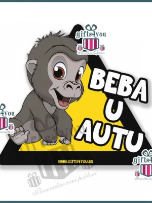 Beba u autu sa majmunčićem
